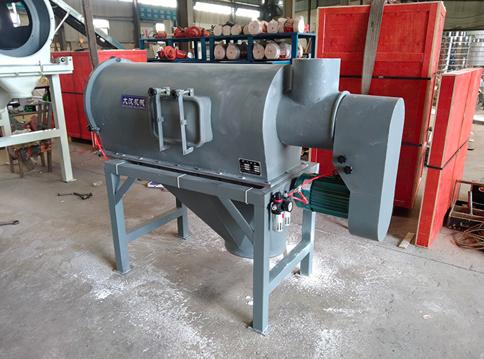 氣流篩采用碳鋼材質(zhì)的外殼，臥式的篩網(wǎng)利用風(fēng)力與物料的離心力對(duì)物料進(jìn)行篩分。產(chǎn)量高，效果好。