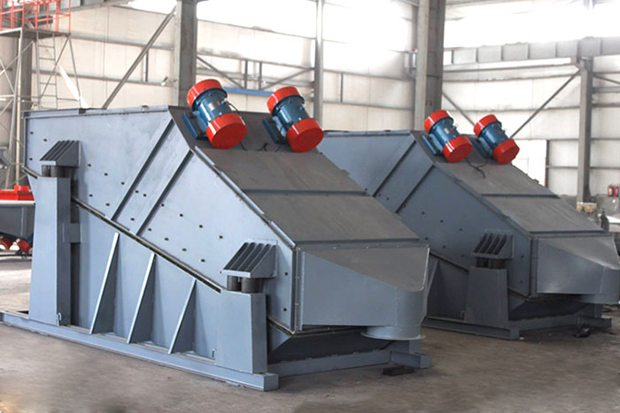 ZSG礦用振動篩采用雙電機振動，電機位置安裝在頂部，便于更好的傳遞振動力。