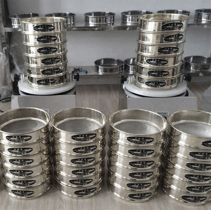 試驗(yàn)篩采用SUS403不生銹材質(zhì)，篩框壁厚0.6mm經(jīng)久耐用不變形，可耐400°高溫，可用于無(wú)機(jī)，有機(jī)溶液。