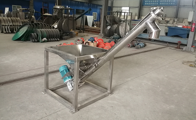 ls螺旋輸送機(jī)：型號(hào)齊全，結(jié)構(gòu)簡(jiǎn)單，占地面積小，輸送能力強(qiáng)。